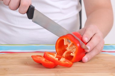 Erkek el kırmızı biber kesme