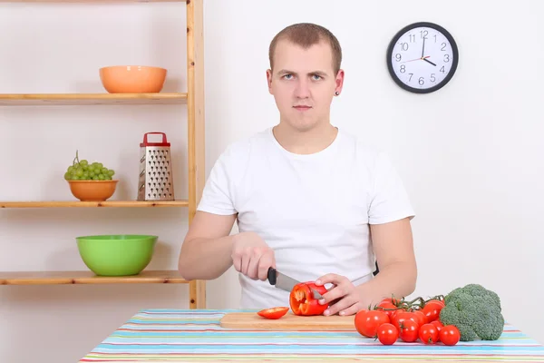 Άνθρωπος κοπής κόκκινη πιπεριά στην κουζίνα — Φωτογραφία Αρχείου