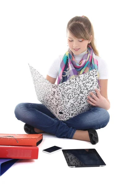 Ung flicka sitter med TabletPC och telefon — Stockfoto