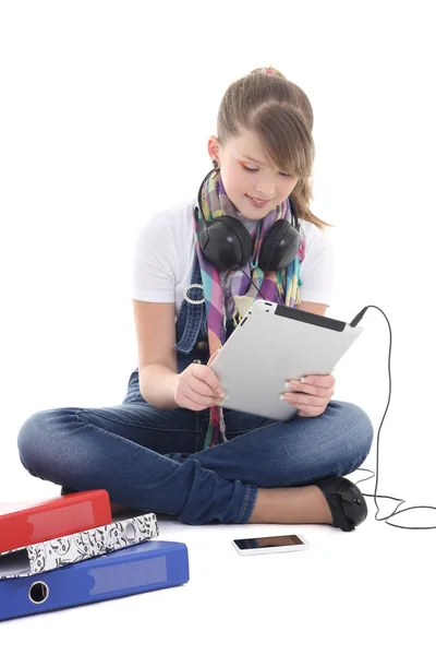 通过使用 tablet pc 的十几岁的女孩听音乐 — 图库照片