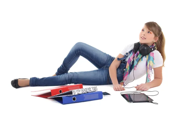 Bella ragazza adolescente sdraiato e ascolto musica con tablet pc — Foto Stock