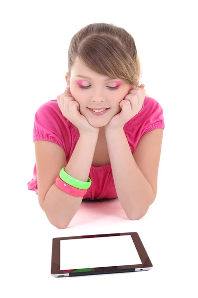 Dospívající dívka ležící a použití počítače tablet pc — Stock fotografie