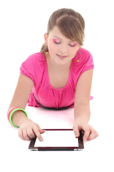 Ragazza adolescente sdraiato e l'utilizzo di tablet pc sopra bianco — Foto Stock