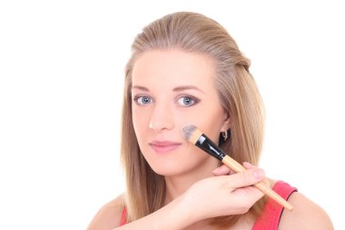 Makyaj fırça üzerinde beyaz olan kadın