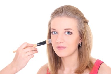 güzel bir kız makyaj fırça üzerinde beyaz