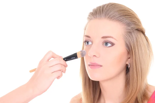 Schöne Frau mit Make-up Pinsel weiß — Stockfoto
