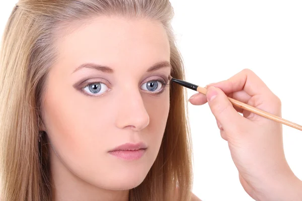 Jolie jeune fille avec la brosse de maquillage sur blanc — Photo