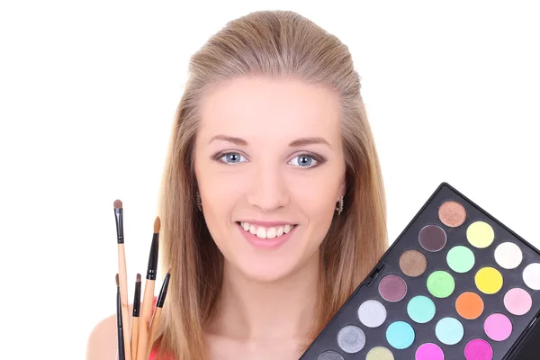 Giovane donna con eyeshadow palette di trucco — Foto Stock