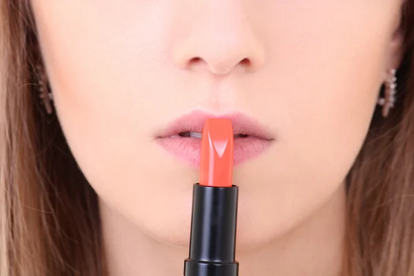 Weibliche Lippen mit Lippenstift orange — Stockfoto