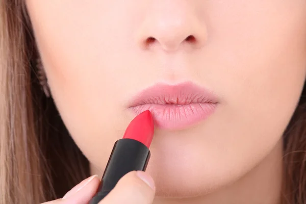 Lèvres femelles avec rouge à lèvres rouge — Photo