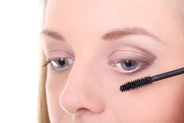 Weibliche Wimpern mit Make-up Pinsel — Stockfoto