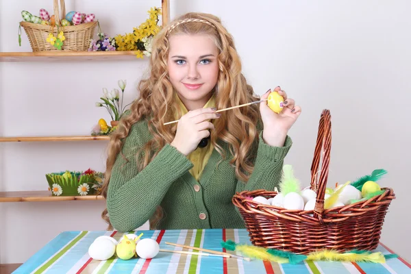 Молодая привлекательная женщина, роспись пасхальных яиц — стоковое фото