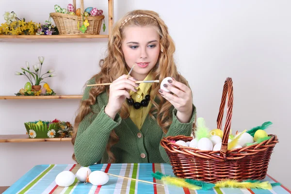 Bela adolescente pintando ovos de Páscoa — Fotografia de Stock