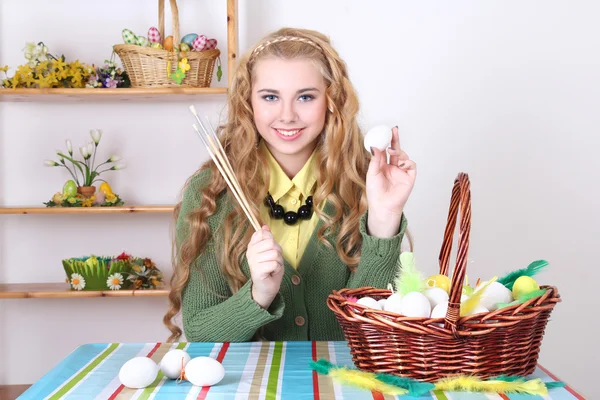 Attractive teenage girl painting easter eggs — Stock Photo, Image