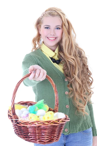 Garota linda loira encaracolado com ovos de Páscoa dentro do cesto sobre — Fotografia de Stock
