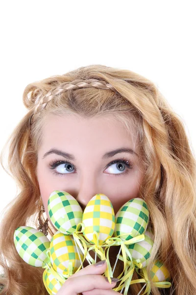 Portrait de la fille de blondie avec des oeufs de Pâques sur blanc — Photo