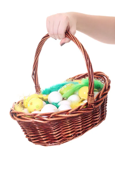 Cesta com ovos de Páscoa na mão feminina — Fotografia de Stock