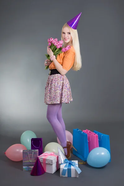 Hermosa cumpleañera con regalos y flores — Foto de Stock
