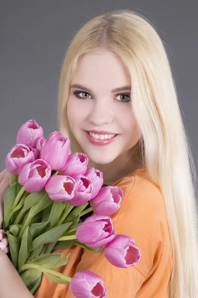 Vackra blondie flicka med tulpaner — Stockfoto