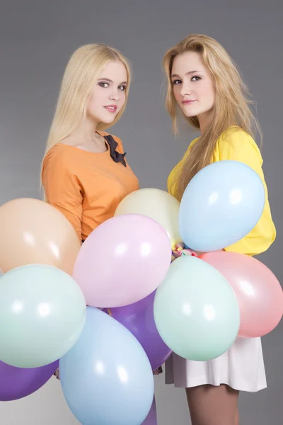 Twee tienermeisjes met kleurrijke ballonnen — Stockfoto