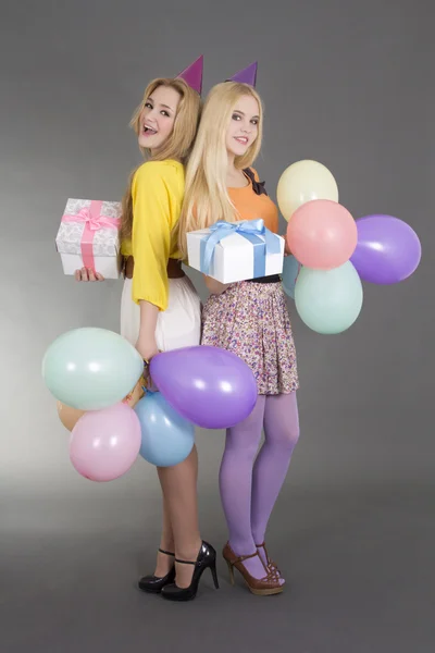 Teenage girls with gifts and balloons at a birthday party — Stock Photo, Image