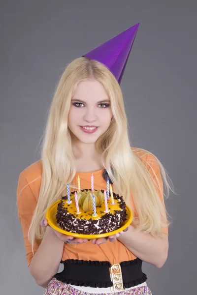 생일 케이크를 들고 있는 젊은 여자 — 스톡 사진