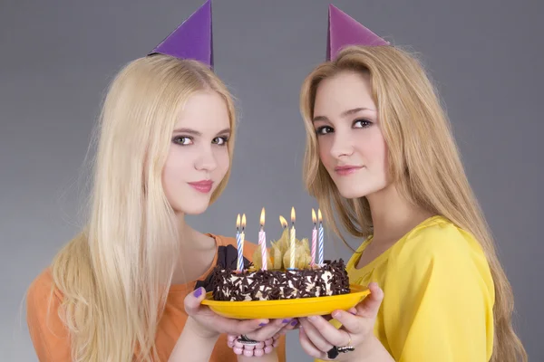 Tienermeisjes met chochlate verjaardagscake — Stockfoto