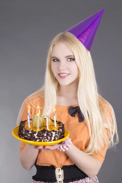 少女手中的生日蛋糕 — 图库照片