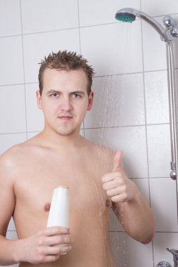 Duştaki genç adam.