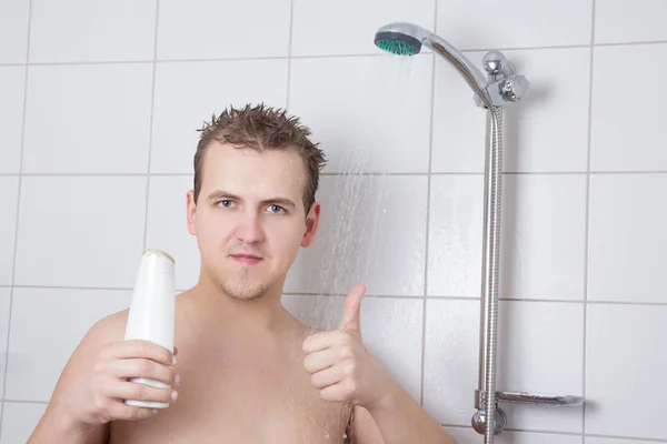 Jeune homme pouces vers le haut sous la douche — Photo