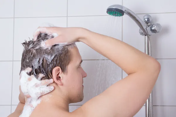 Homme se lave les cheveux sous la douche — Photo