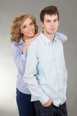 Genç mutlu çift üzerinde gri