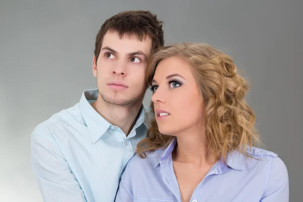 Retrato de la joven pareja feliz sobre gris — Foto de Stock