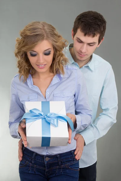 Pareja joven atractiva con regalo — Foto de Stock