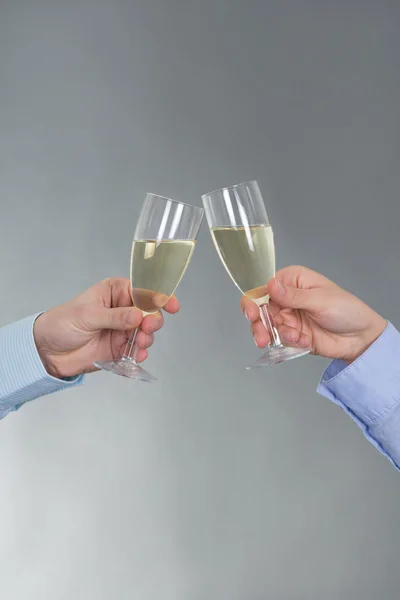 Manos masculinas y femeninas con copa de champán —  Fotos de Stock