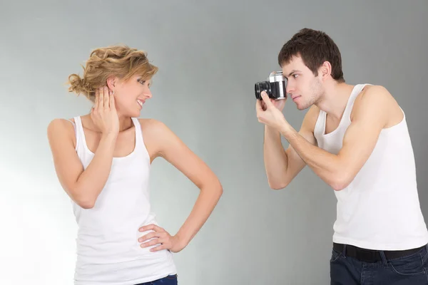 Fotógrafo jovem e bela modelo — Fotografia de Stock