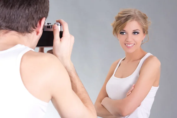 Fotograaf en jongeren aantrekkelijk model — Stockfoto