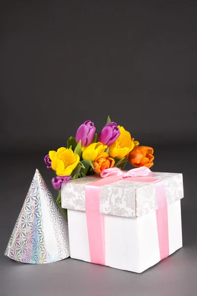 Tulip bouquet with gift box and birtday hat — Stock Photo, Image