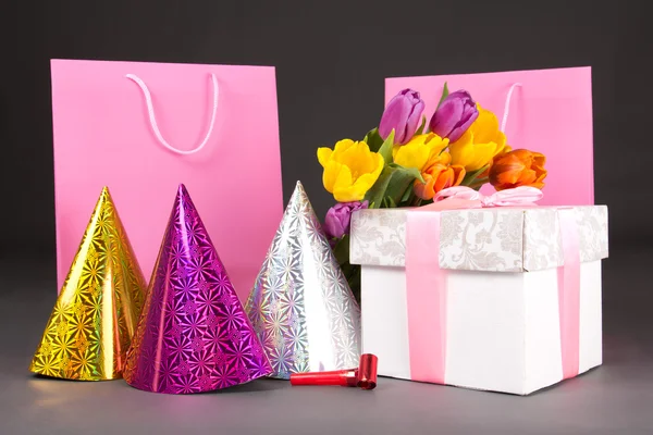 Birtday cappelli, scatole regalo e tulipani — Foto Stock