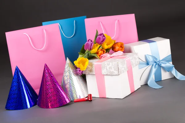 Zusammensetzung der bunten Tulpen, Geschenkboxen und Birtday Hüte über — Stockfoto