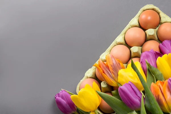 Tulip bouquet with easter eggs — Stock Photo, Image