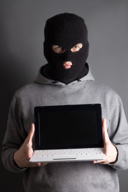 Maskeli adam bilgisayar üzerinde gri ile