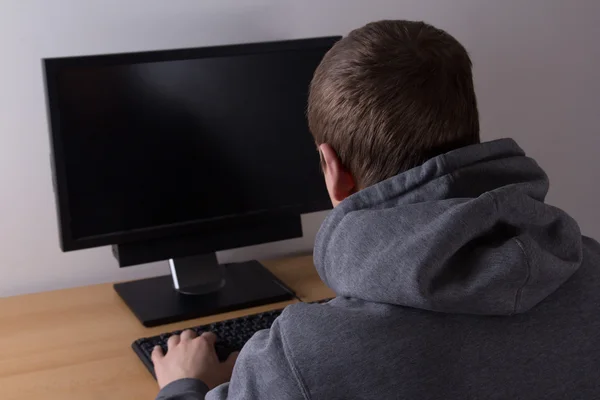 Junge Hacker mit Hilfe eines Computers — Stockfoto