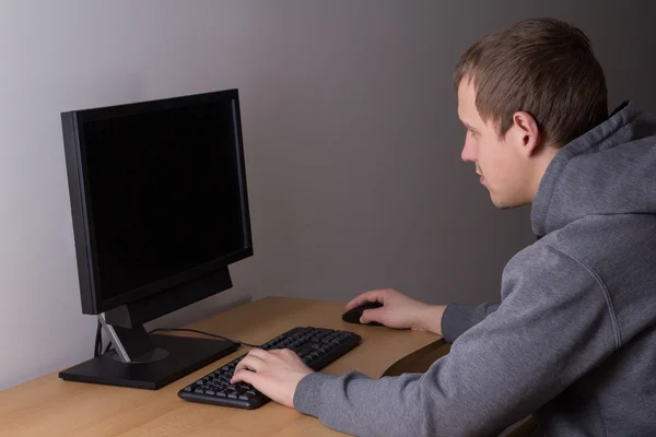 Genç bir kişisel bilgisayar kullanarak — Stok fotoğraf