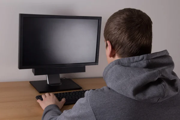 Junge Spieler mit Hilfe eines Computers — Stockfoto