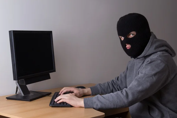 Hacker robando datos de la computadora —  Fotos de Stock