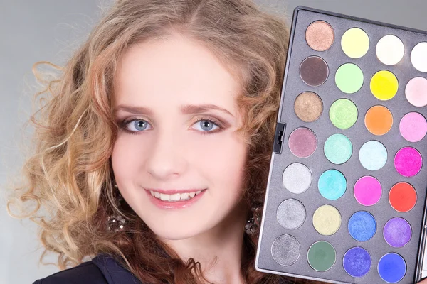 Junge schöne Frau mit Schmink palette — Stockfoto