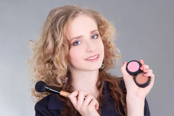 Junge attraktive Make-up-Künstler mit Pinsel — Stockfoto