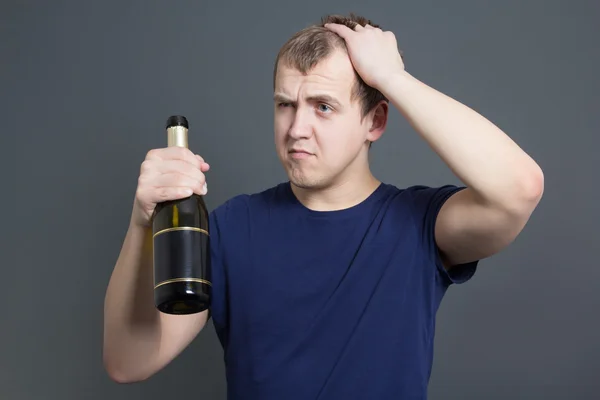 Dronken man met fles champagne — Stockfoto