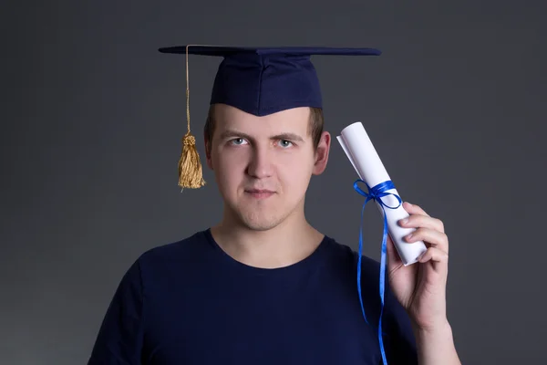 Jonge afstuderen man met diploma — Stockfoto